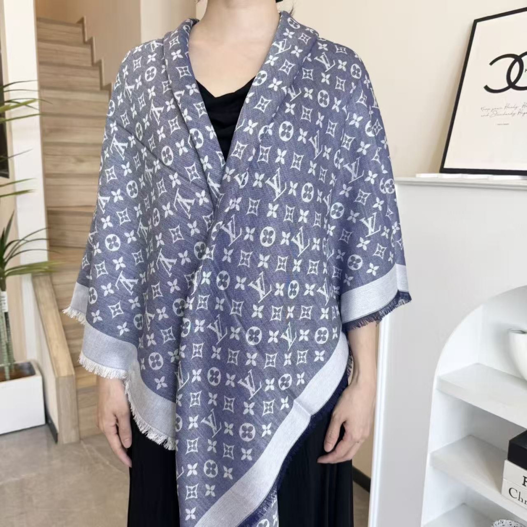 方巾】LV披肩❤️经典金丝👍搭配丝毛混纺的华美质感，与成衣和配饰系列单品搭配相宜。尺寸：140 x 14
