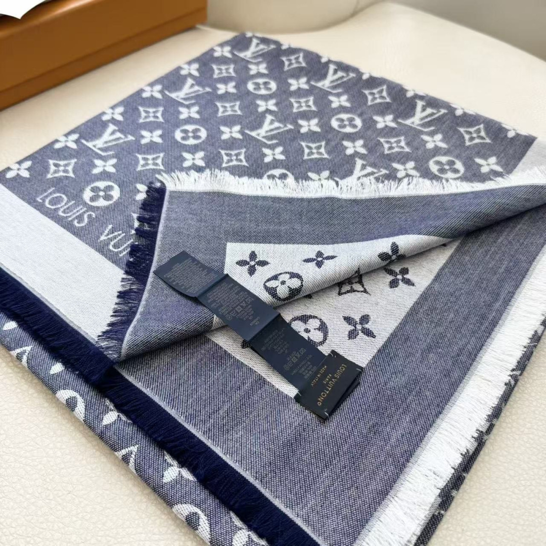 方巾】LV披肩❤️经典金丝👍搭配丝毛混纺的华美质感，与成衣和配饰系列单品搭配相宜。尺寸：140 x 14