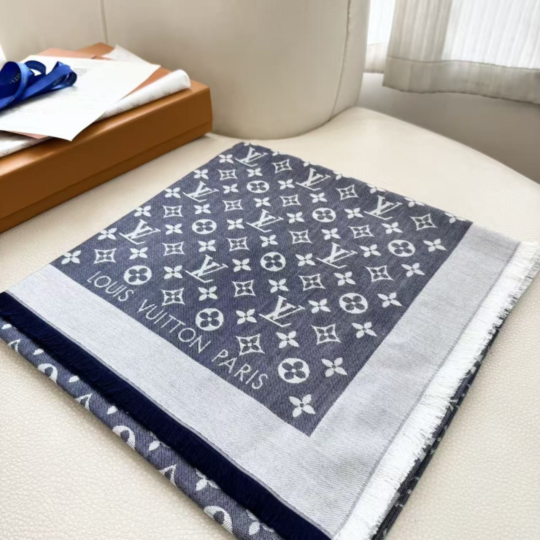 方巾】LV披肩❤️经典金丝👍搭配丝毛混纺的华美质感，与成衣和配饰系列单品搭配相宜。尺寸：140 x 14