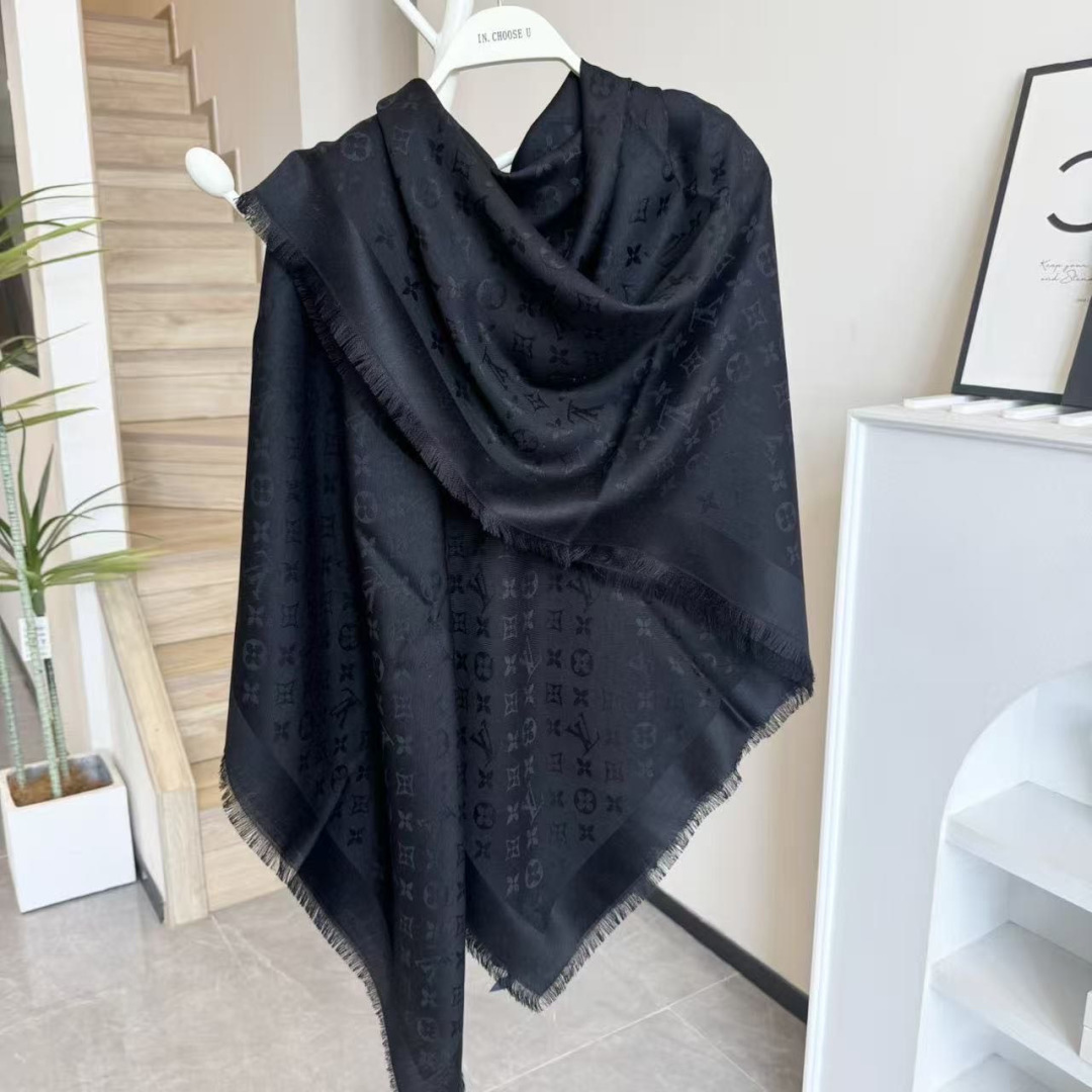 方巾】LV披肩❤️经典金丝👍搭配丝毛混纺的华美质感，与成衣和配饰系列单品搭配相宜。尺寸：140 x 14