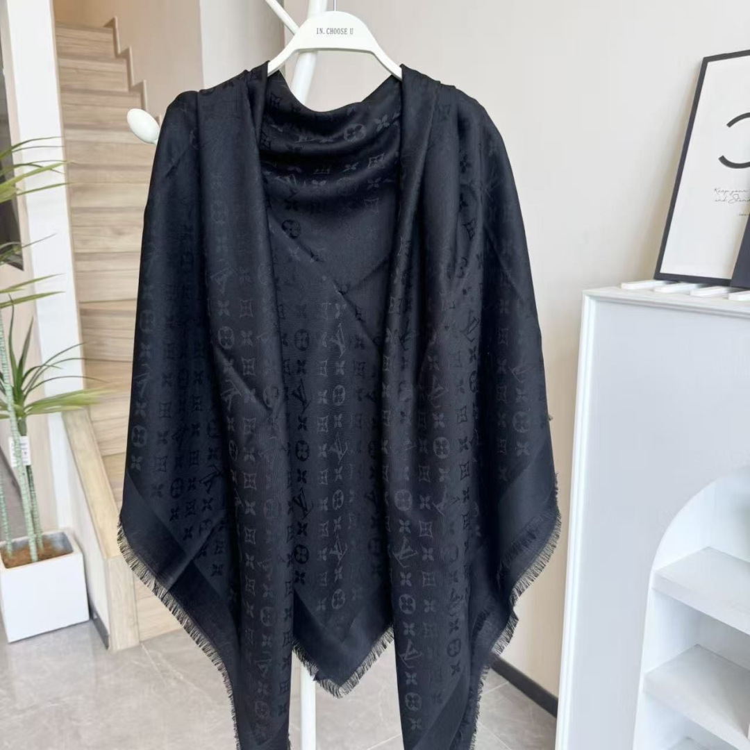 方巾】LV披肩❤️经典金丝👍搭配丝毛混纺的华美质感，与成衣和配饰系列单品搭配相宜。尺寸：140 x 14