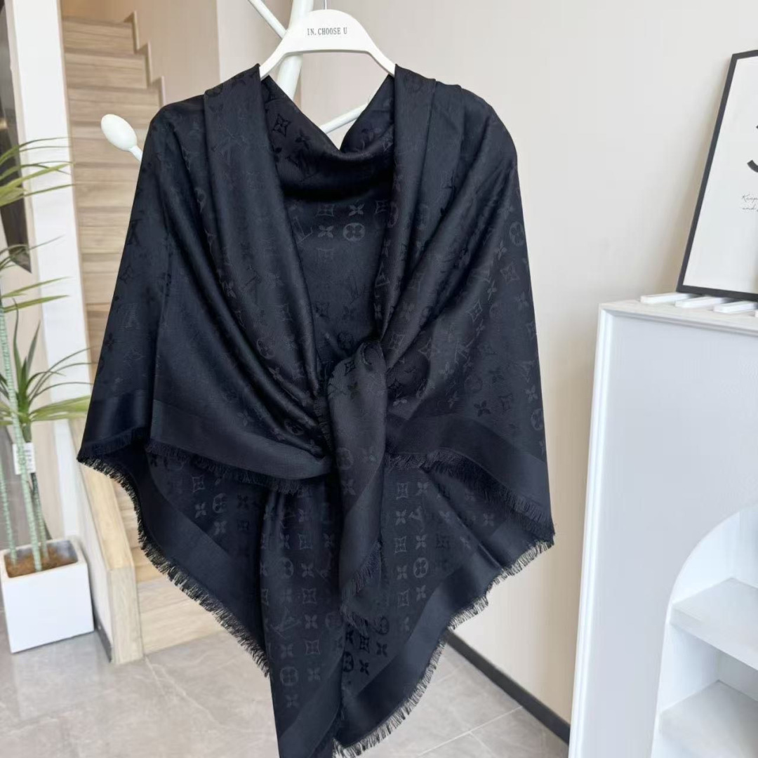 方巾】LV披肩❤️经典金丝👍搭配丝毛混纺的华美质感，与成衣和配饰系列单品搭配相宜。尺寸：140 x 14