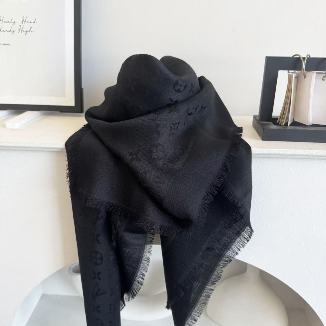 方巾】LV披肩❤️经典金丝👍搭配丝毛混纺的华美质感，与成衣和配饰系列单品搭配相宜。尺寸：140 x 14