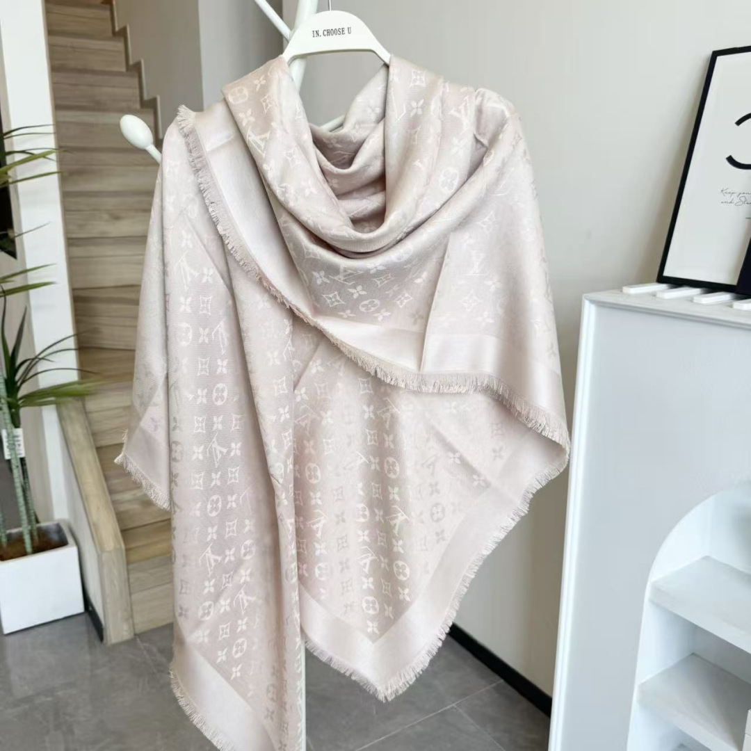 方巾】LV披肩❤️经典金丝👍搭配丝毛混纺的华美质感，与成衣和配饰系列单品搭配相宜。尺寸：140 x 14
