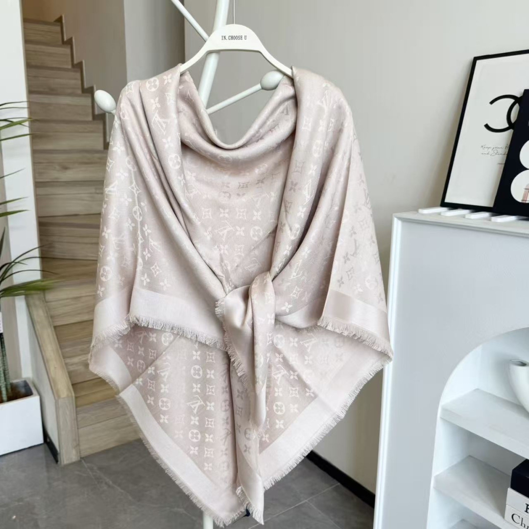 方巾】LV披肩❤️经典金丝👍搭配丝毛混纺的华美质感，与成衣和配饰系列单品搭配相宜。尺寸：140 x 14