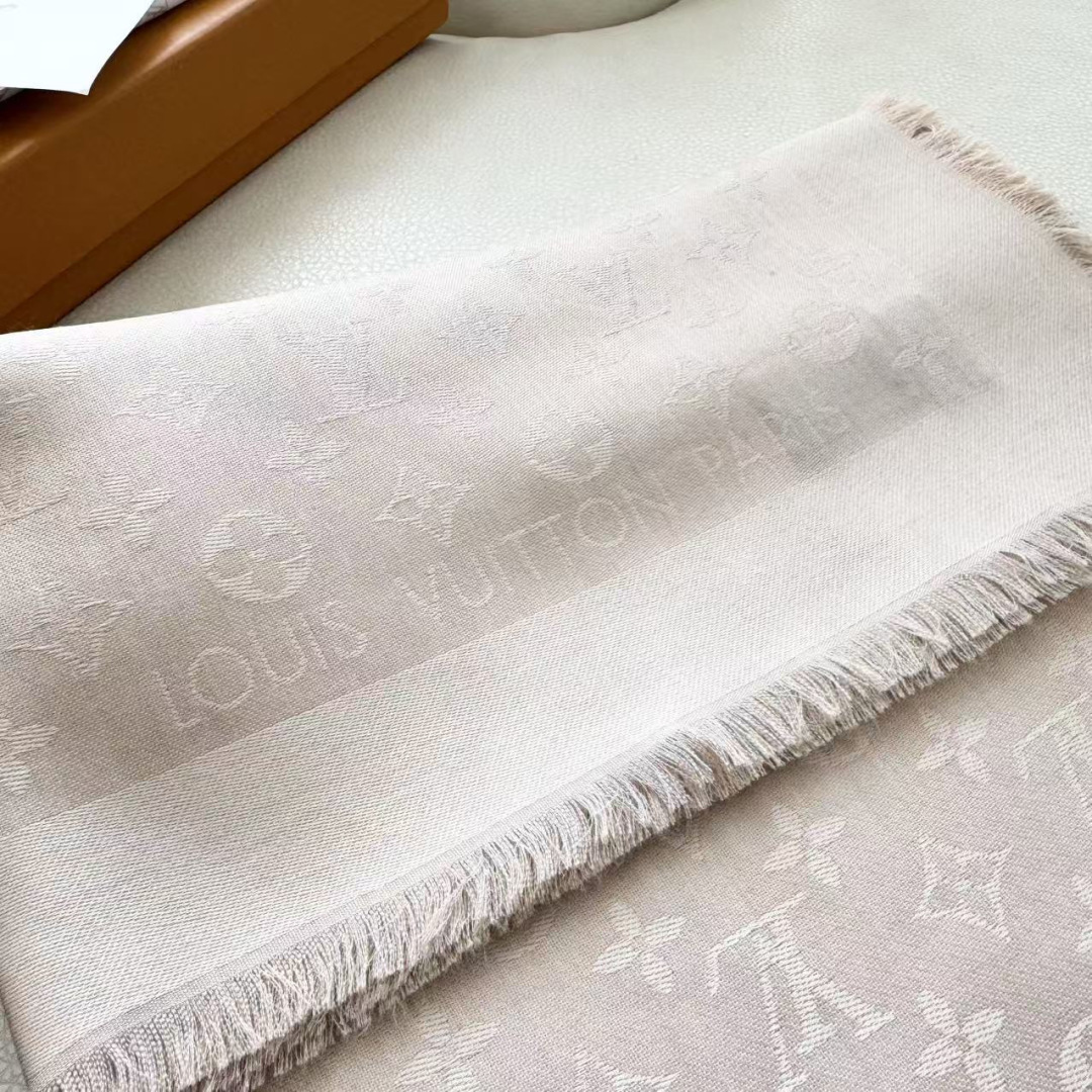 方巾】LV披肩❤️经典金丝👍搭配丝毛混纺的华美质感，与成衣和配饰系列单品搭配相宜。尺寸：140 x 14