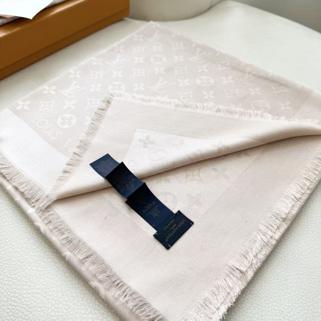 方巾】LV披肩❤️经典金丝👍搭配丝毛混纺的华美质感，与成衣和配饰系列单品搭配相宜。尺寸：140 x 14