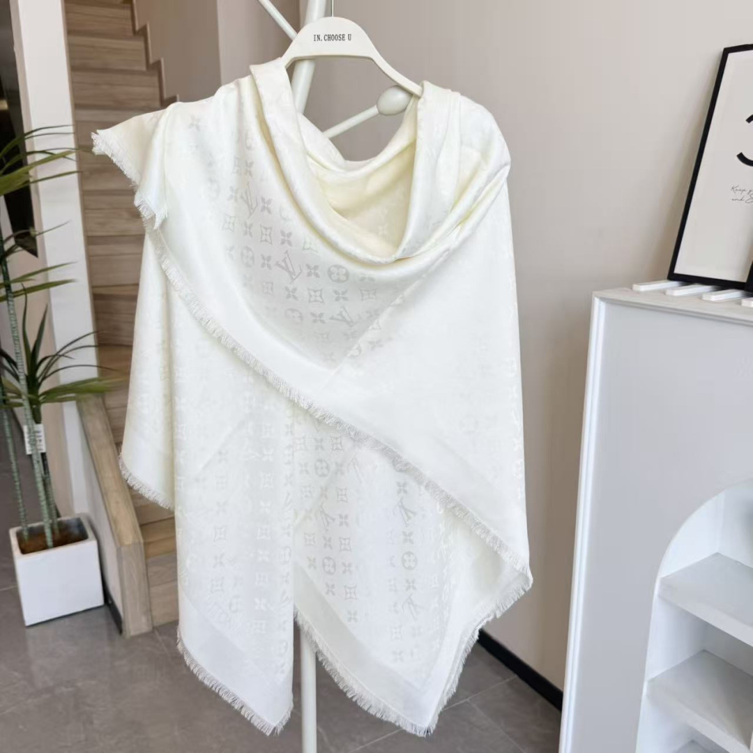 方巾】LV披肩❤️经典金丝👍搭配丝毛混纺的华美质感，与成衣和配饰系列单品搭配相宜。尺寸：140 x 14