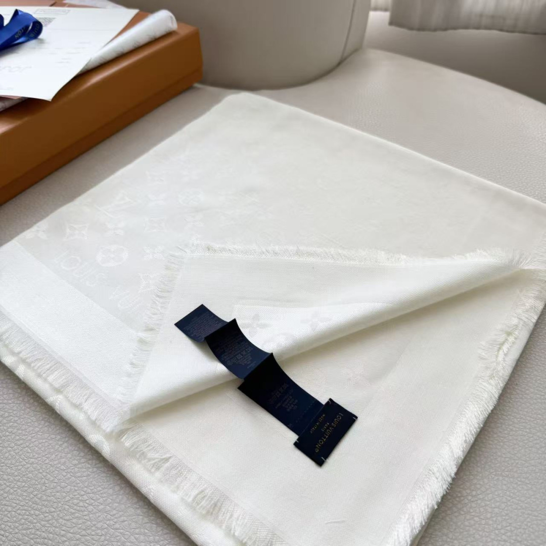 方巾】LV披肩❤️经典金丝👍搭配丝毛混纺的华美质感，与成衣和配饰系列单品搭配相宜。尺寸：140 x 14