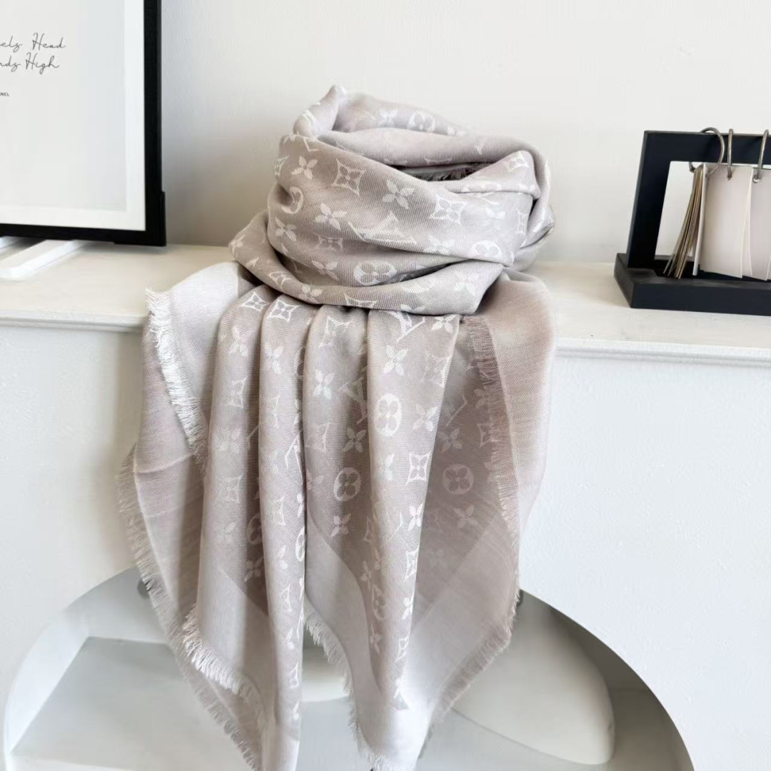 方巾】LV披肩❤️经典金丝👍搭配丝毛混纺的华美质感，与成衣和配饰系列单品搭配相宜。尺寸：140 x 14