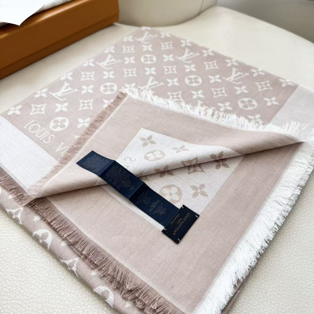 方巾】LV披肩❤️经典金丝👍搭配丝毛混纺的华美质感，与成衣和配饰系列单品搭配相宜。尺寸：140 x 14