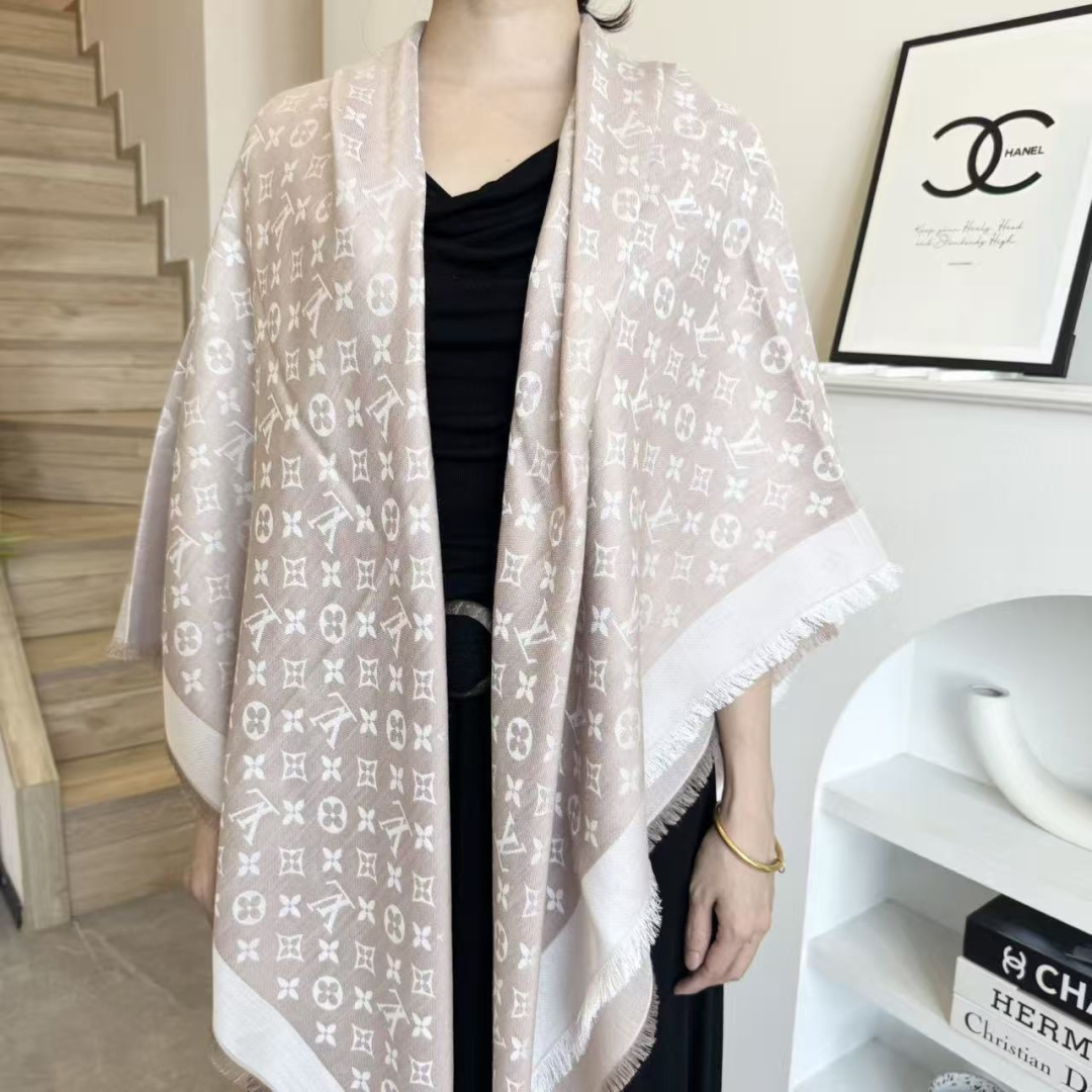 方巾】LV披肩❤️经典金丝👍搭配丝毛混纺的华美质感，与成衣和配饰系列单品搭配相宜。尺寸：140 x 14