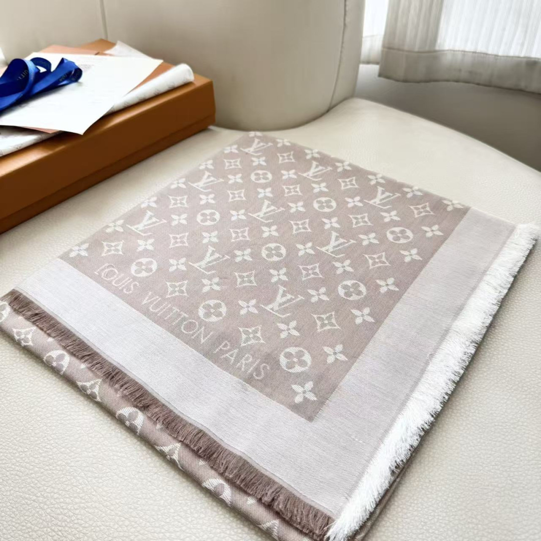 方巾】LV披肩❤️经典金丝👍搭配丝毛混纺的华美质感，与成衣和配饰系列单品搭配相宜。尺寸：140 x 14