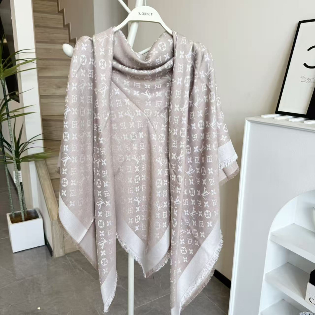 方巾】LV披肩❤️经典金丝👍搭配丝毛混纺的华美质感，与成衣和配饰系列单品搭配相宜。尺寸：140 x 14