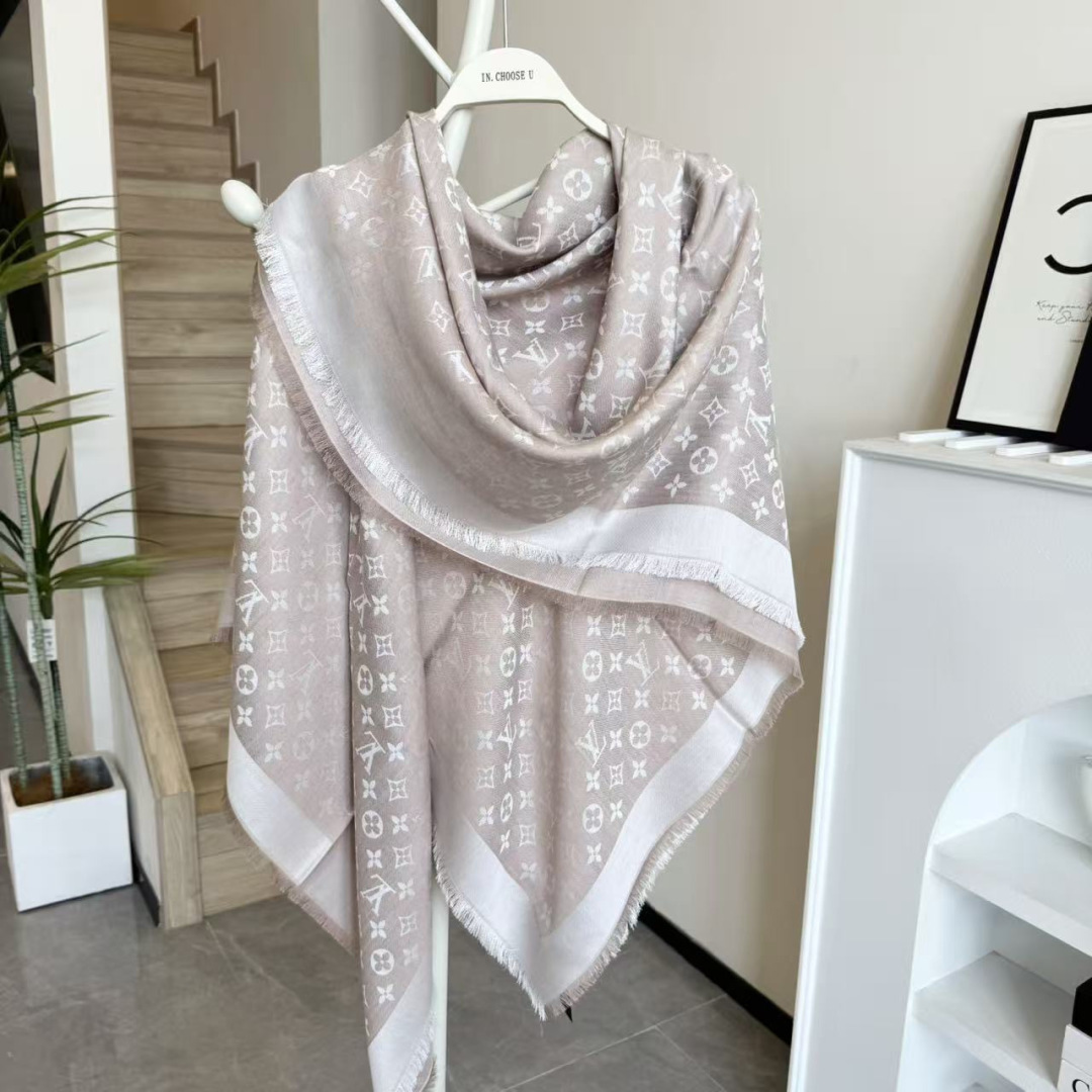 方巾】LV披肩❤️经典金丝👍搭配丝毛混纺的华美质感，与成衣和配饰系列单品搭配相宜。尺寸：140 x 14