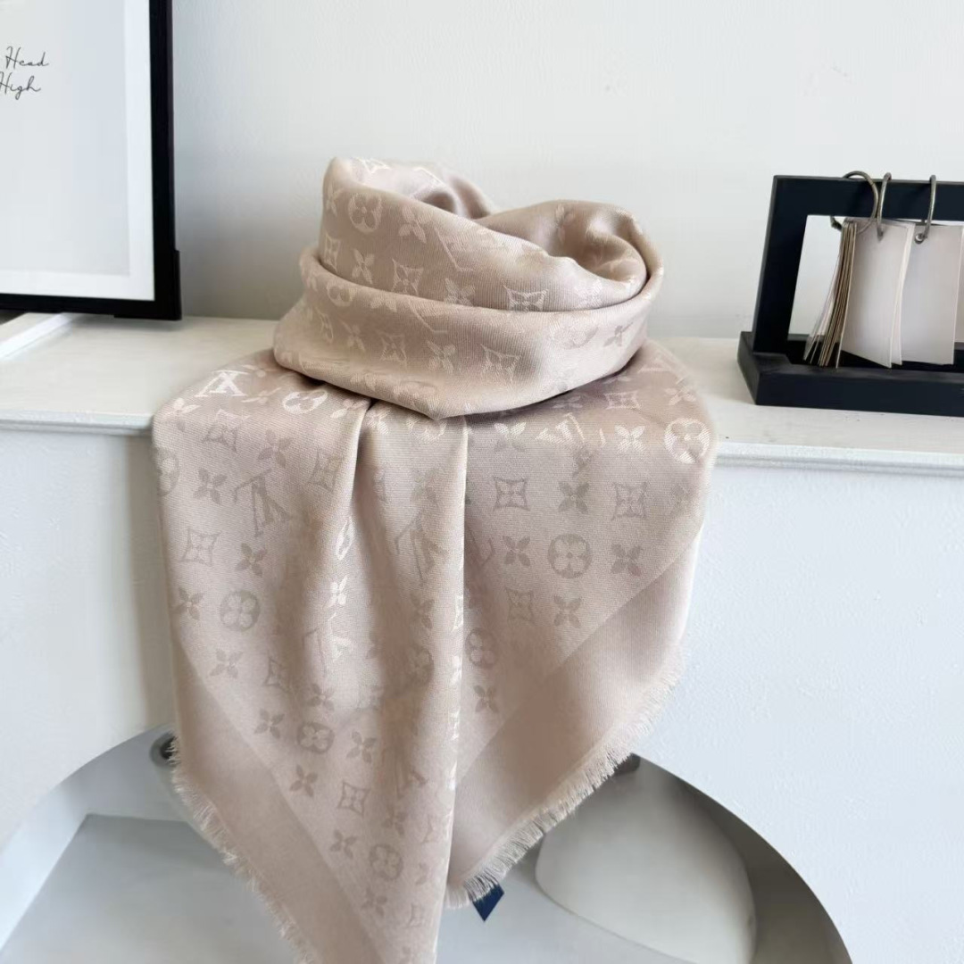 方巾】LV披肩❤️经典金丝👍搭配丝毛混纺的华美质感，与成衣和配饰系列单品搭配相宜。尺寸：140 x 14