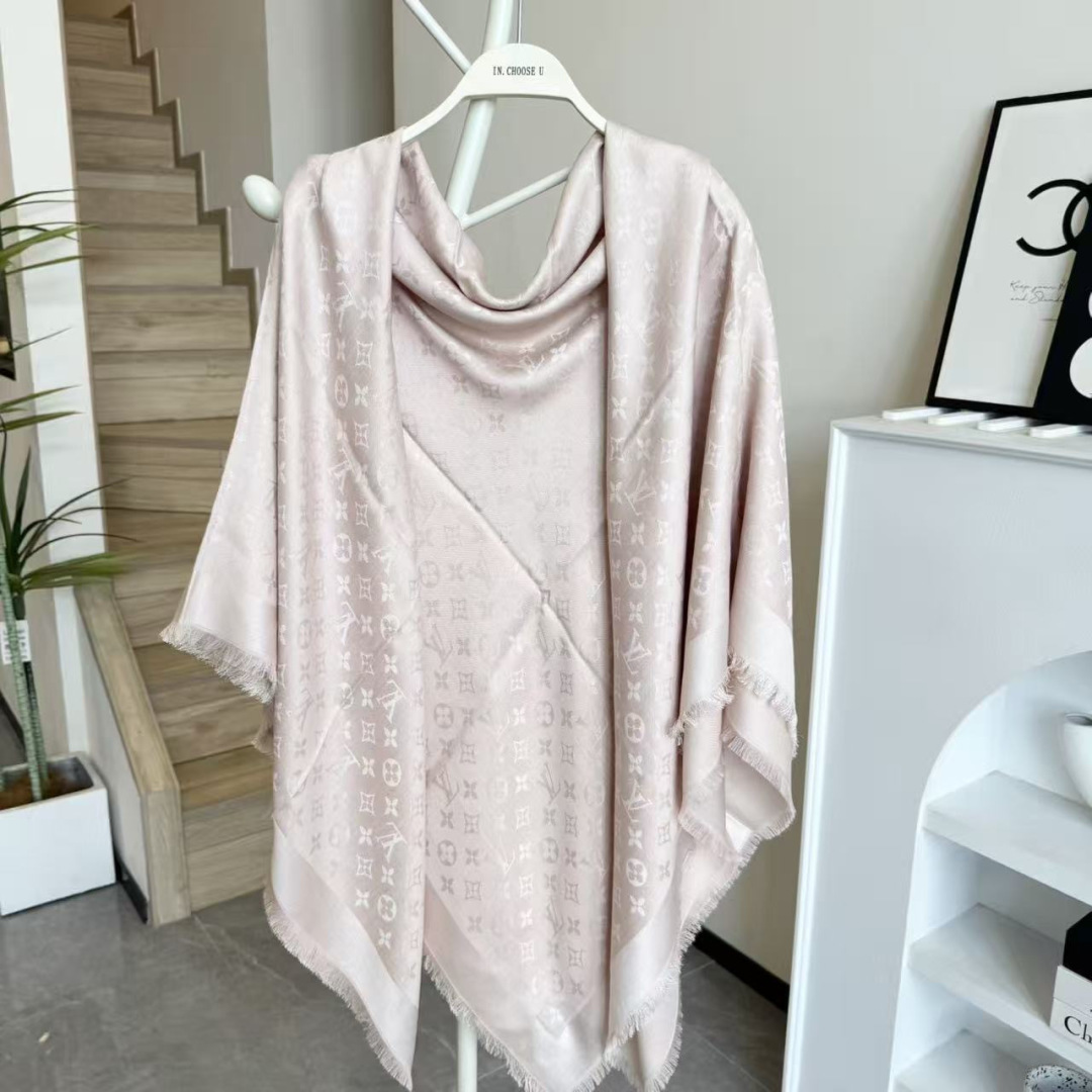 方巾】LV披肩❤️经典金丝👍搭配丝毛混纺的华美质感，与成衣和配饰系列单品搭配相宜。尺寸：140 x 14