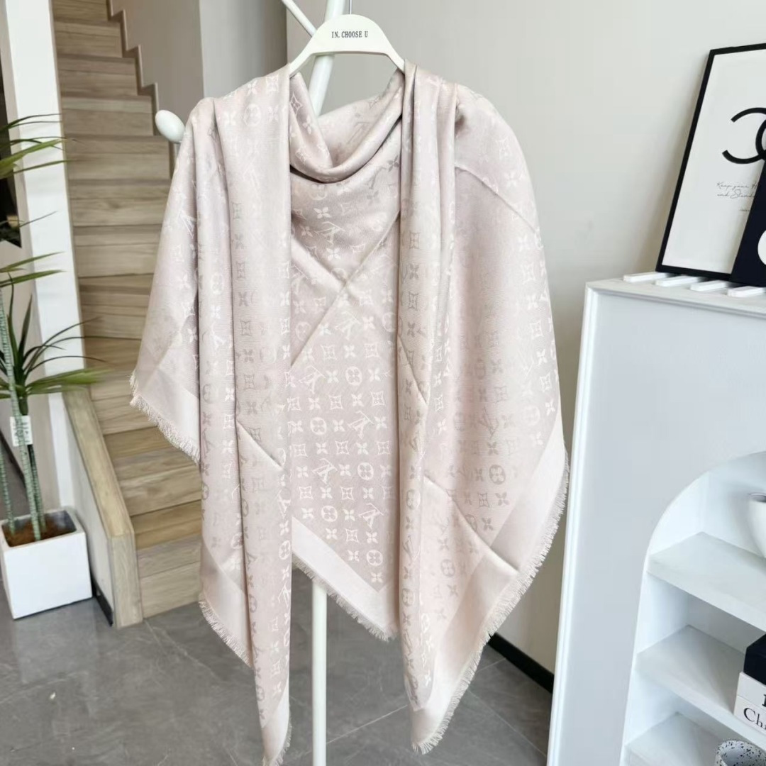 方巾】LV披肩❤️经典金丝👍搭配丝毛混纺的华美质感，与成衣和配饰系列单品搭配相宜。尺寸：140 x 14