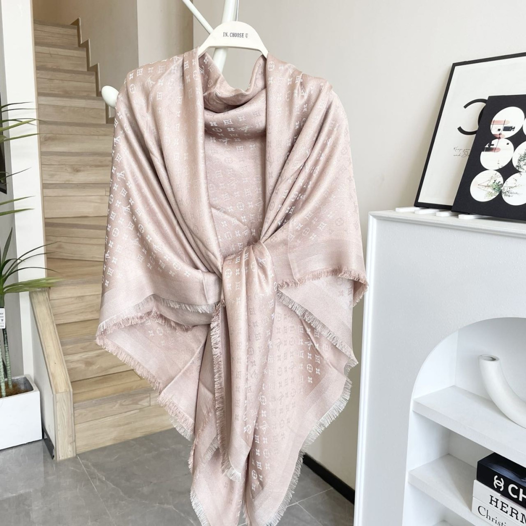 方巾】LV披肩❤️经典金丝👍搭配丝毛混纺的华美质感，与成衣和配饰系列单品搭配相宜。尺寸：140 x 14