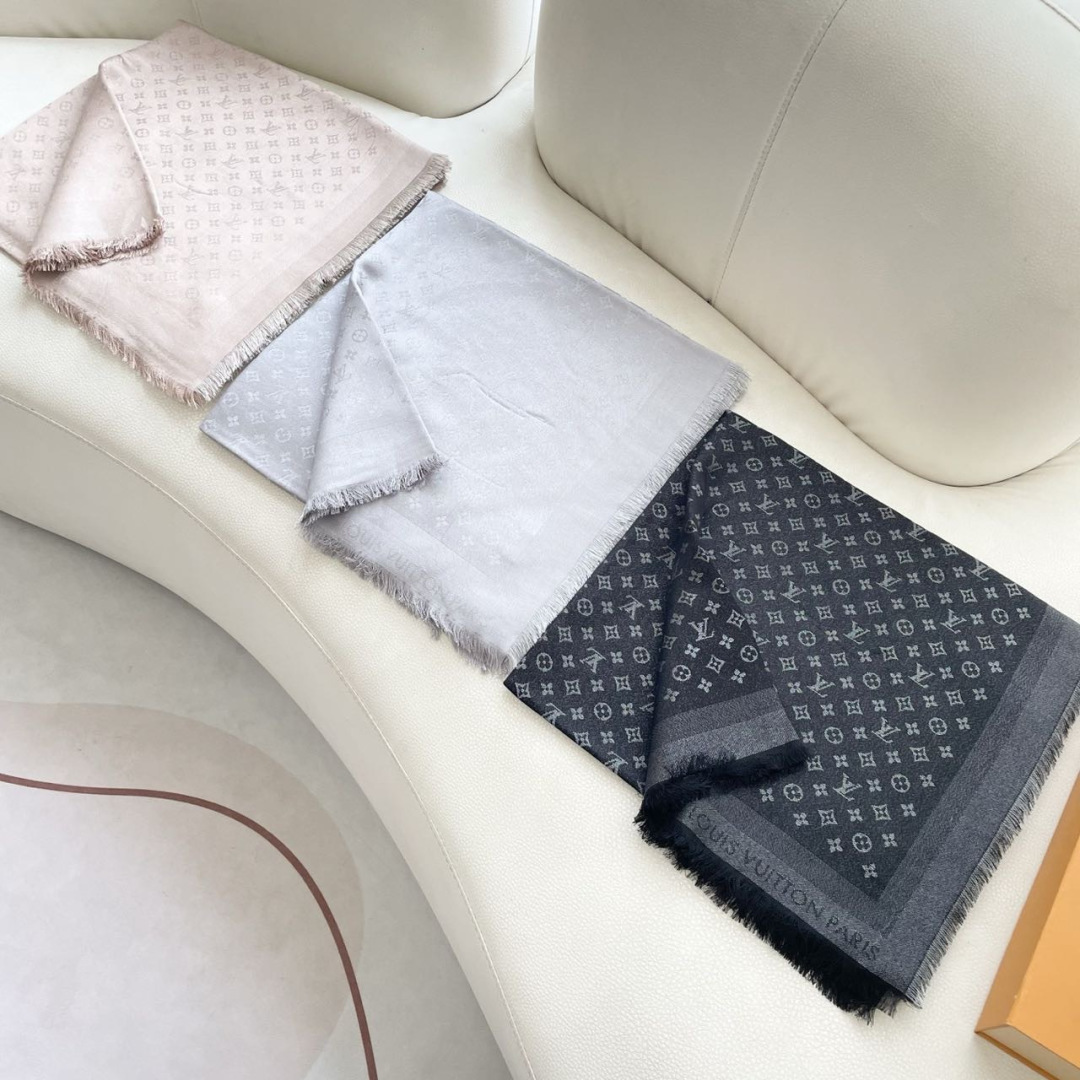 方巾】LV披肩❤️经典金丝👍搭配丝毛混纺的华美质感，与成衣和配饰系列单品搭配相宜。尺寸：140 x 14