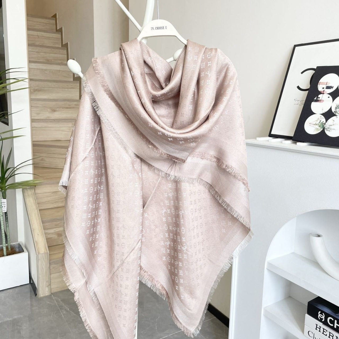 方巾】LV披肩❤️经典金丝👍搭配丝毛混纺的华美质感，与成衣和配饰系列单品搭配相宜。尺寸：140 x 14