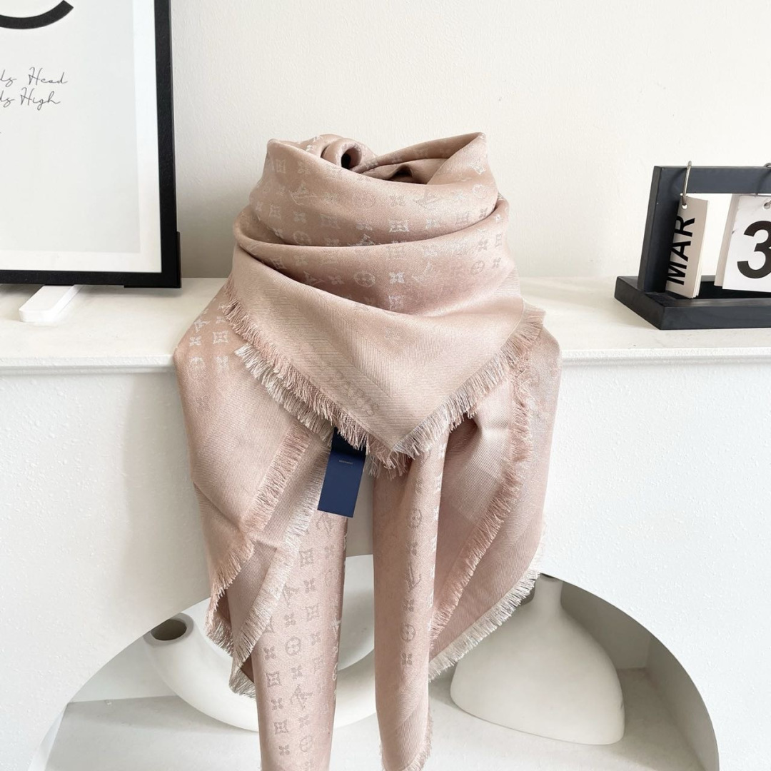 方巾】LV披肩❤️经典金丝👍搭配丝毛混纺的华美质感，与成衣和配饰系列单品搭配相宜。尺寸：140 x 14