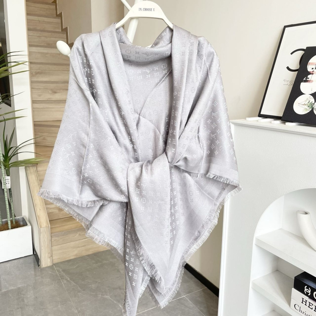 方巾】LV披肩❤️经典金丝👍搭配丝毛混纺的华美质感，与成衣和配饰系列单品搭配相宜。尺寸：140 x 14