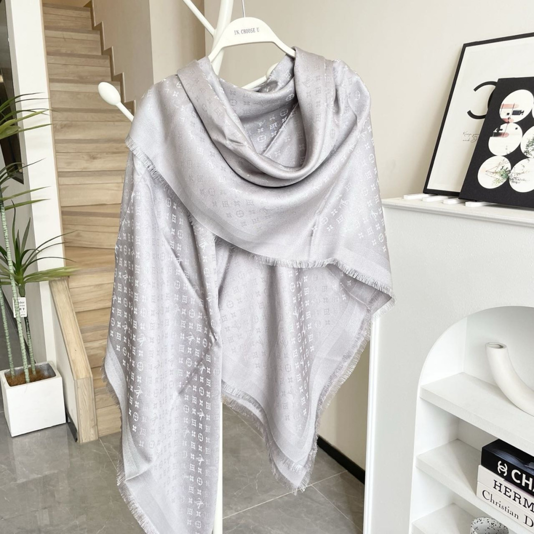 方巾】LV披肩❤️经典金丝👍搭配丝毛混纺的华美质感，与成衣和配饰系列单品搭配相宜。尺寸：140 x 14