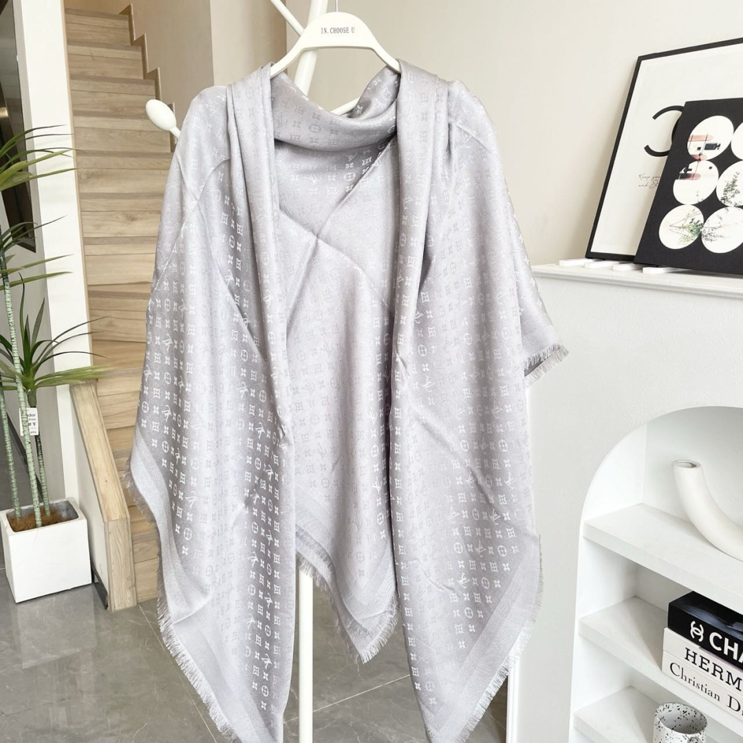 方巾】LV披肩❤️经典金丝👍搭配丝毛混纺的华美质感，与成衣和配饰系列单品搭配相宜。尺寸：140 x 14