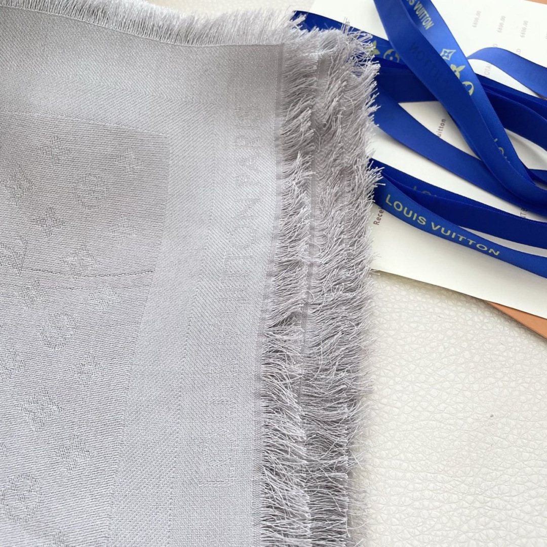 方巾】LV披肩❤️经典金丝👍搭配丝毛混纺的华美质感，与成衣和配饰系列单品搭配相宜。尺寸：140 x 14