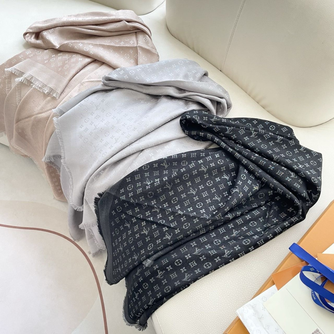 方巾】LV披肩❤️经典金丝👍搭配丝毛混纺的华美质感，与成衣和配饰系列单品搭配相宜。尺寸：140 x 14