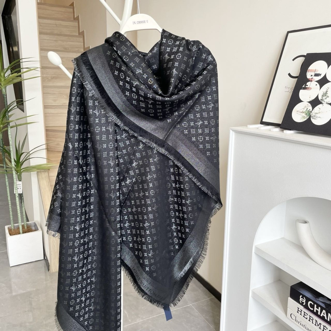 方巾】LV披肩❤️经典金丝👍搭配丝毛混纺的华美质感，与成衣和配饰系列单品搭配相宜。尺寸：140 x 14