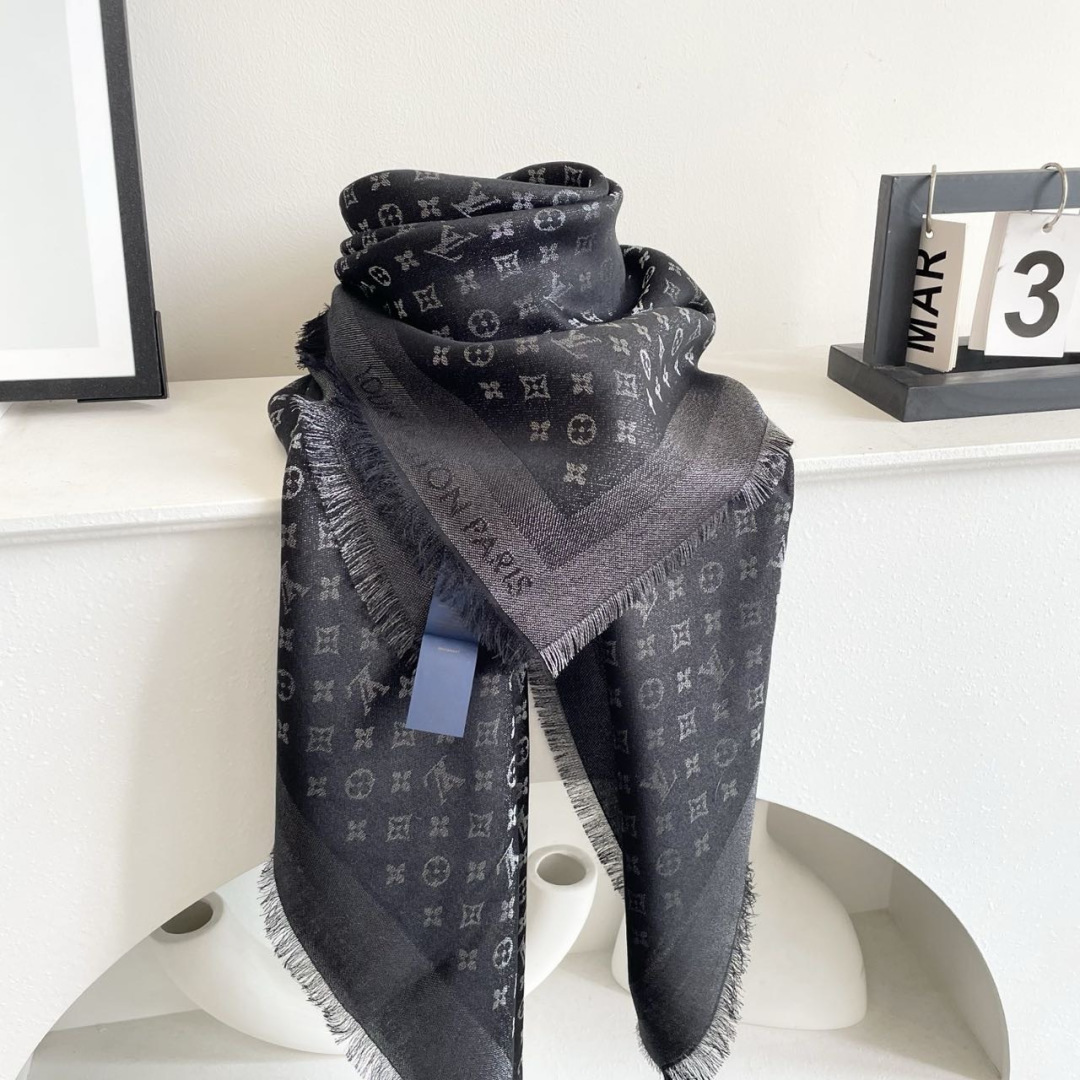方巾】LV披肩❤️经典金丝👍搭配丝毛混纺的华美质感，与成衣和配饰系列单品搭配相宜。尺寸：140 x 14