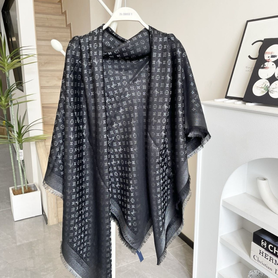 方巾】LV披肩❤️经典金丝👍搭配丝毛混纺的华美质感，与成衣和配饰系列单品搭配相宜。尺寸：140 x 14