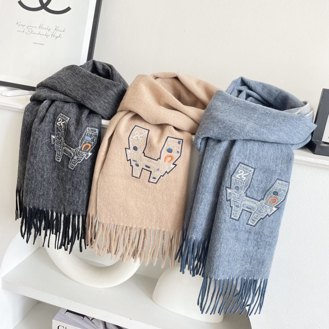 上新2025爱马仕男女款围巾且买且珍惜😍~都是出口订单所以比较难遇❤️东西讲究少而精😍好看的一定要收😎这