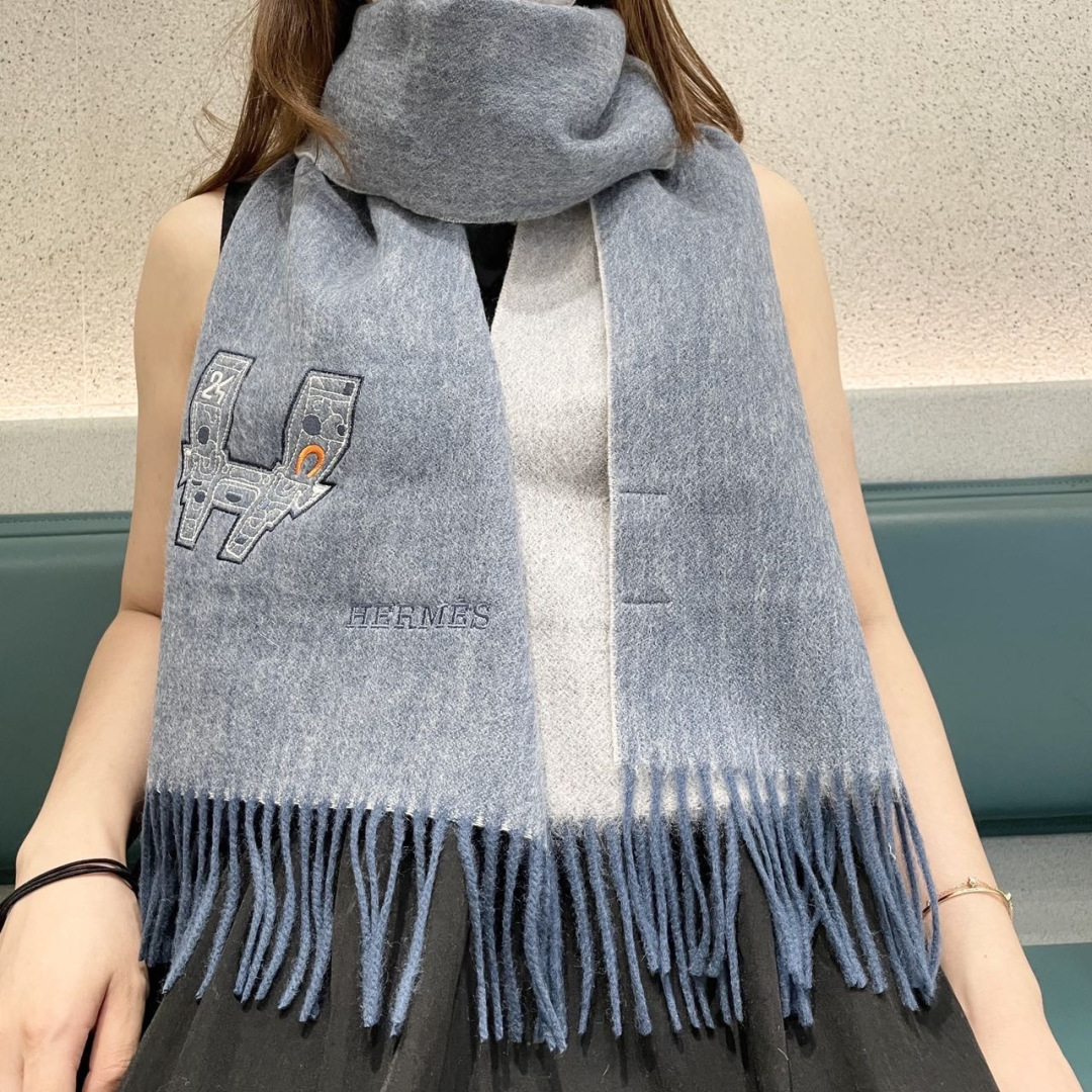 NO:642429,The new 2025 Hermès men's and women's scarves are available, buy them and cherish them~ They are all export orders, so it is rare to find something that is small but refined and beautiful. You must buy this H family women's scarf. The style is very feminine and it is a very Classic design for men and women. The classic large-area fabric is made of cashmere supplied by customers. It is very fine and soft, very beautiful. The upper body effect is unparalleled.  It looks simple and elegant, and has a super nice color scheme. It is a style that any boy or girl will like. The small logo is very exquisite and has a texture that is not ostentatious. It is suitable for formal wear or casual wear. It can be folded in half or hung in a circle. It is stylish for a gentleman and has a warm demeanor. Material cashmere, size 32x160 high version scarf, high version scarf, Hermes19860909上新2025爱马仕男女款围巾且买且珍惜~都是出口订单所以比较难遇东西讲究少而精好看的一定要收这款H家女士围巾,款式很有女性魅力是男女款里非常Classical的设计,经典大方面料采用的是客供的羊绒细腻柔软度都非常的好,非常漂亮.上身效果无敌好看大气简约,超级好看的配色,任何男生女生都会喜欢的款吧小小Logo非常精致的点缀有质感不张扬~~搭配正装或者搭配休闲装都很合适~对折挂围或者绕圈围都完全可以,绅士有型~有温度的风度.材质羊绒,尺寸32x160高版本围巾,高版本围巾,hermes,scarf