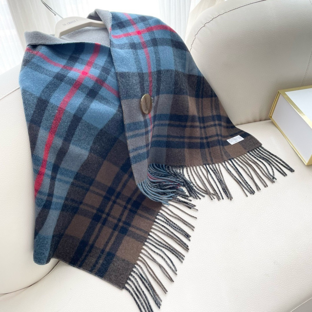 vivienne西太后 可披肩可围巾终于来啦，性价比爆棚的原单西太后土星双色羊毛围巾温暖又百搭。秋冬羊毛