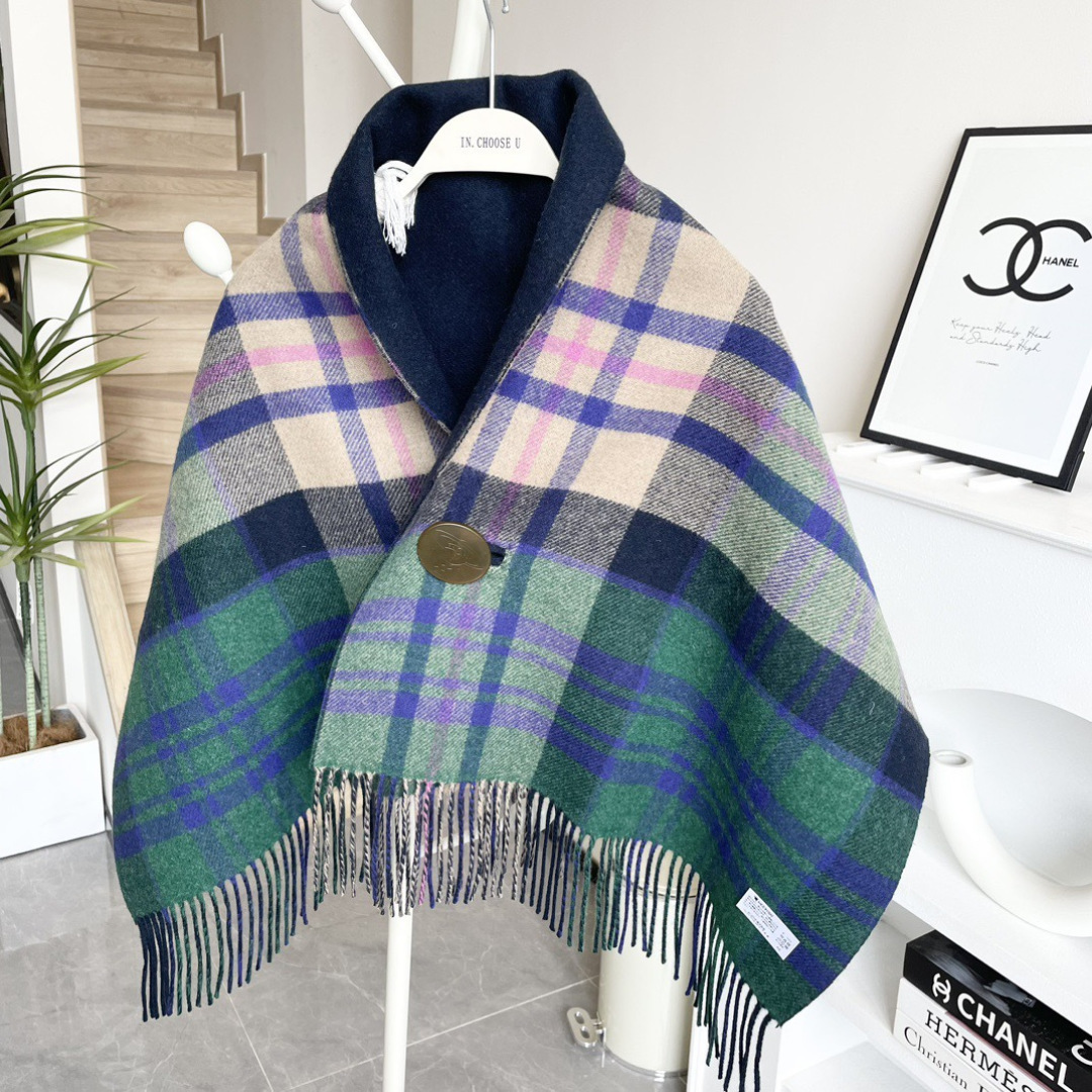 vivienne西太后 可披肩可围巾终于来啦，性价比爆棚的原单西太后土星双色羊毛围巾温暖又百搭。秋冬羊毛