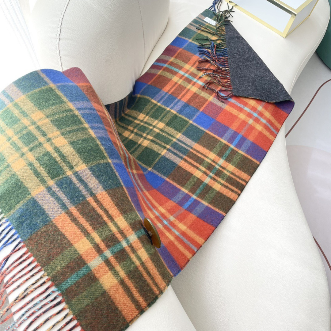 vivienne西太后 可披肩可围巾终于来啦，性价比爆棚的原单西太后土星双色羊毛围巾温暖又百搭。秋冬羊毛