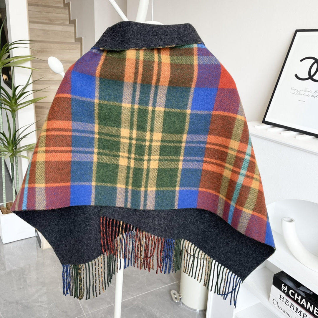 vivienne西太后 可披肩可围巾终于来啦，性价比爆棚的原单西太后土星双色羊毛围巾温暖又百搭。秋冬羊毛