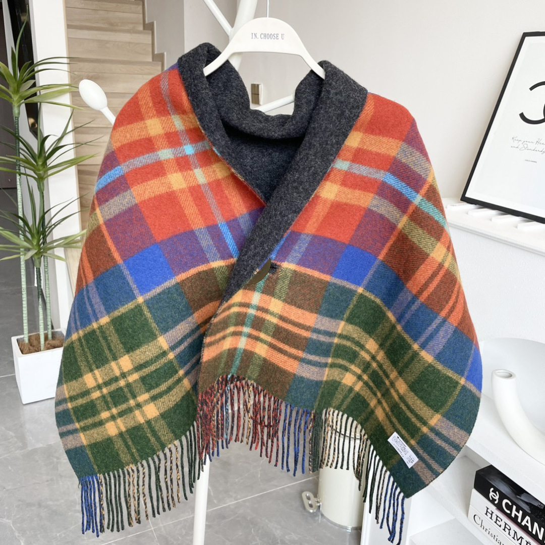 vivienne西太后 可披肩可围巾终于来啦，性价比爆棚的原单西太后土星双色羊毛围巾温暖又百搭。秋冬羊毛