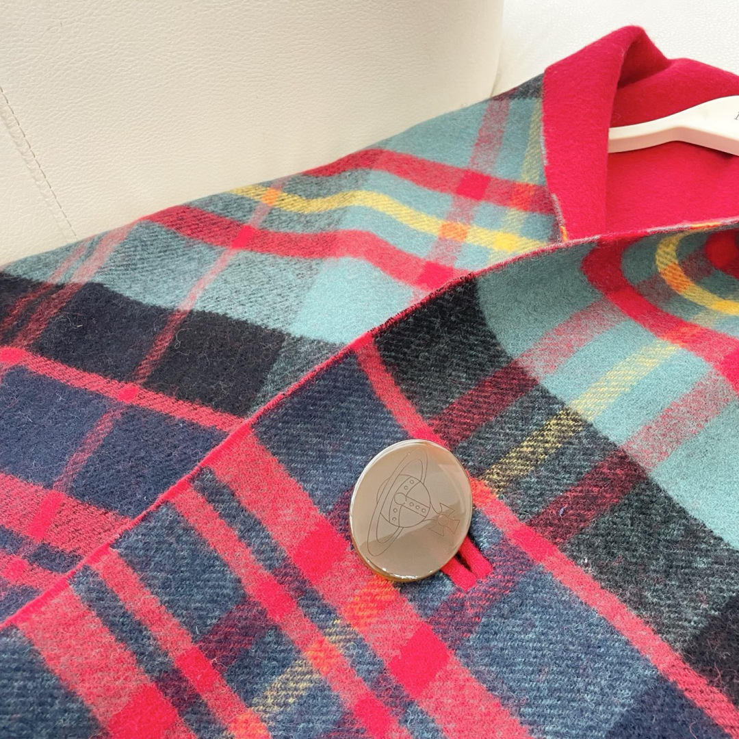 vivienne西太后 可披肩可围巾终于来啦，性价比爆棚的原单西太后土星双色羊毛围巾温暖又百搭。秋冬羊毛