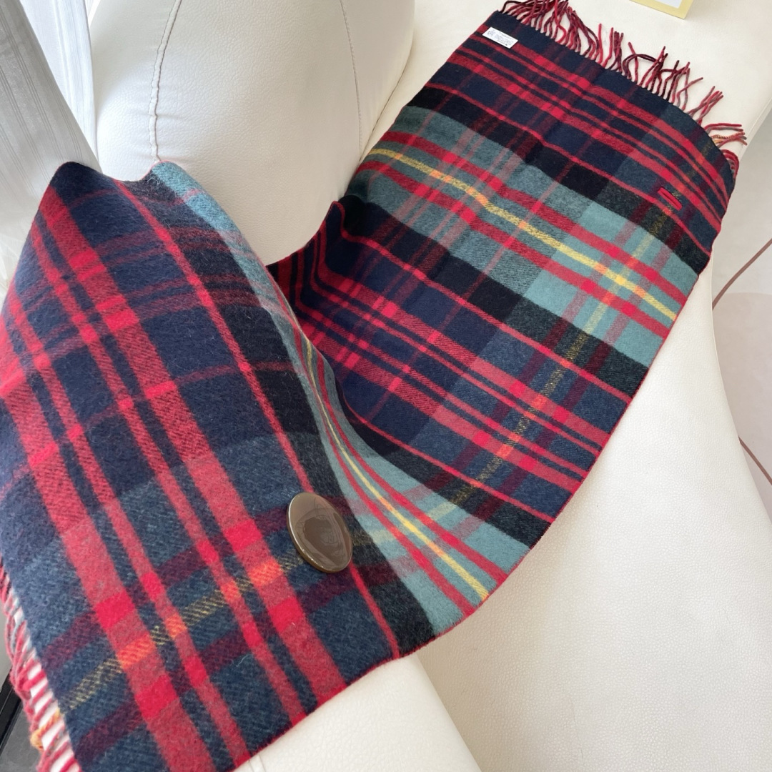 vivienne西太后 可披肩可围巾终于来啦，性价比爆棚的原单西太后土星双色羊毛围巾温暖又百搭。秋冬羊毛