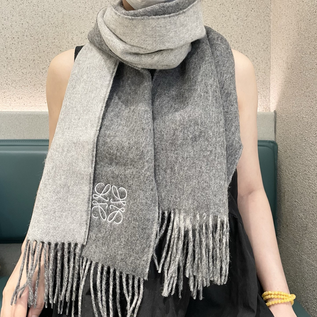 NO:642436,Top original unisex model Loewe. I am very lucky to get something from this brand. It is really rare. I rarely place orders in China. The styles are really poor. As the top luxury brand in Spain, Loewe adheres to tradition, craftsmanship and enthusiasm, and exudes a unique Spanish aristocratic atmosphere! This model is customized for the windows of the Barcelona counter! The overall composition of the scarf is their brand’s most classic LOGO style design. Specification 38x180, material cashmere high version scarf, high version scarf, loewe19860909顶级原单中性款罗意威 很幸運拿到這個品牌的東西,真的不多見,很少在國內做訂單,款式真的少的可怜羅意威作為西班牙的頂尖奢侈品牌,秉承傳統,技藝,熱誠,散髮獨特的西班牙貴族氣息！本款為巴塞羅納專櫃的櫥窗定制款！围巾整体构图为他们品牌最经典的LOGO风格设计.规格38x180,材质羊绒高版本围巾,高版本围巾,loewe,scarf