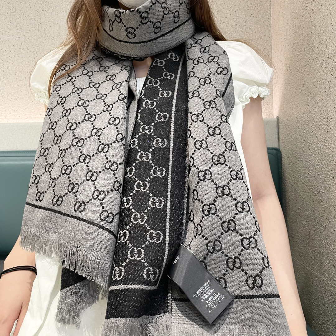 NO:642439,Gucci ·  Gucci's classic cashmere shawl scarf is a hard product. As for the arrangement of the hemp slip, one batch of the original original export order has been delivered, one of which has just passed customs and went straight to the UK. The last batch is still in emergency production. I don't want to describe this kind of product anymore. It is a must-have item for thousands of years. It is suitable for both men and women. The buyer takes away some of it.  The fabric is cashmere. It feels soft and waxy, not heavy. It is super warm and skin-friendly. It is low-key and luxurious. Every color is so loved that I love it so much. Every color must be arranged. At such a good price, it will break your head if you miss it. Size 70*180cm high version scarf, high version scarf, gucci, shawls19860909Gucci · 古奇经典羊绒披肩围巾来个硬货.麻溜的安排上.纯正出口原订单已经交货一批,其中一批刚过海关,直蹦英国.最后一批还在紧急生产中.这种货已经不想多描述了,万年必备款.男女通用.买手带走一部分.面料羊绒.手感软糯,不厚重.超级保暖亲肤.及其低调奢华每个色都是爱到爆炸每色必须安排上.这么好的价位,错过敲烂脑壳儿size70*180cm高版本围巾,高版本围巾,gucci,shawls,scarf