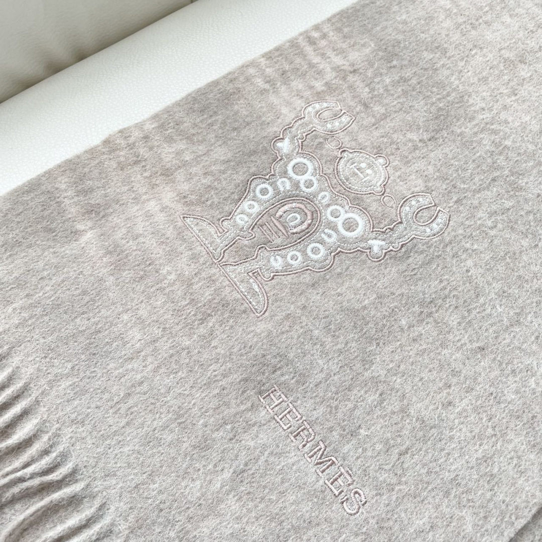 上新2025爱马仕男女款围巾且买且珍惜😍~都是出口订单所以比较难遇❤️东西讲究少而精😍好看的一定要收😎这