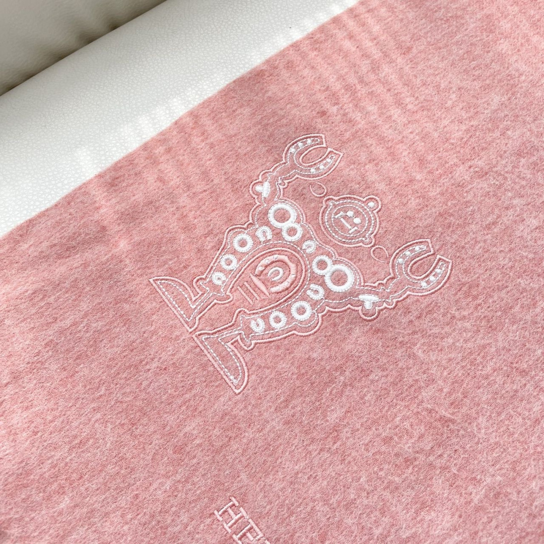 上新2025爱马仕男女款围巾且买且珍惜😍~都是出口订单所以比较难遇❤️东西讲究少而精😍好看的一定要收😎这