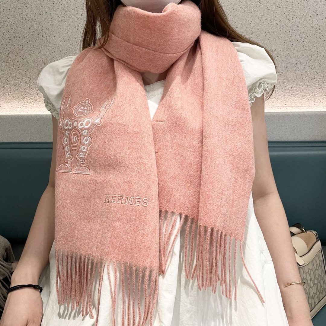 NO:642451,The new 2025 Hermès men's and women's scarves are available, buy them and cherish them~ They are all export orders, so it is rare to find something that is small but refined and beautiful. You must buy this H family women's scarf. The style is very feminine and it is a very Classic design for men and women. The classic large-area fabric is made of cashmere supplied by customers. It is very fine and soft, very beautiful. The upper body effect is unparalleled.  It looks simple and elegant, and has a super nice color scheme. It is a style that any boy or girl will like. The small logo is very exquisite and has a texture that is not ostentatious. It is suitable for formal wear or casual wear. It can be folded in half or hung in a circle. It is stylish for a gentleman and has a warm demeanor. Material cashmere, size 32x160 high version scarf, high version scarf, Hermes19860909上新2025爱马仕男女款围巾且买且珍惜~都是出口订单所以比较难遇东西讲究少而精好看的一定要收这款H家女士围巾,款式很有女性魅力是男女款里非常Classical的设计,经典大方面料采用的是客供的羊绒细腻柔软度都非常的好,非常漂亮.上身效果无敌好看大气简约,超级好看的配色,任何男生女生都会喜欢的款吧小小Logo非常精致的点缀有质感不张扬~~搭配正装或者搭配休闲装都很合适~对折挂围或者绕圈围都完全可以,绅士有型~有温度的风度.材质羊绒,尺寸32x160高版本围巾,高版本围巾,hermes,scarf