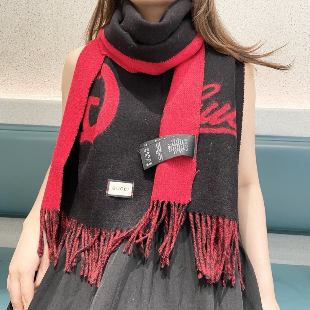 NO:642454,2025 counter's latest Gucci is coming. Top-grade dyed weaving technology. This technology is only available in big-name genuine factories. Top-grade cashmere scarves are high-end products. Fashionable big-name colors are super positive, super soft, warm and skin-friendly. The simple plain colors are very atmospheric... It is really a rare product. The 32*180cm size long scarf is definitely a high-end boutique that is easy to use. Wearing it, you can go to all major counters with confidence. High version scarf, high version scarf198609092025专柜最新款古奇火爆来袭顶级色织工艺此工艺只有大牌纯正代工厂才有的工艺顶级羊绒围巾高尖端产物时尚大牌颜色超正超级柔软保暖亲肤,简单的素色非常大气..真的是臻品罕见.32*180cm尺寸长巾绝对是手慢无的高端精品戴着它可以放心的去各大专柜遛弯哦,高版本围巾,高版本围巾,scarf