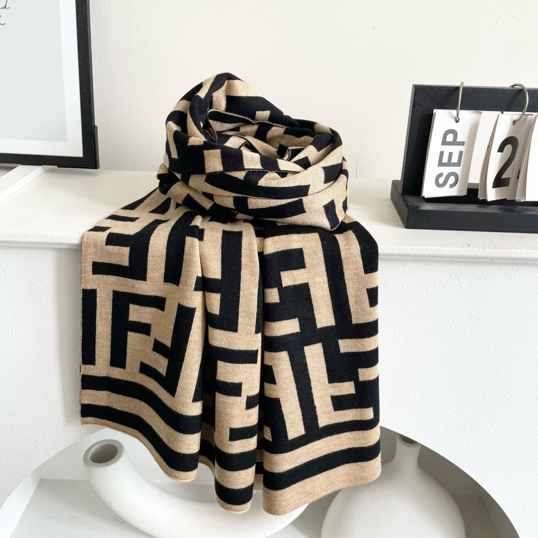 爆款上新 情侣款👍👍芬迪 独家牛货🐂 奢华尽在尺寸之间，高端品质‼️具有超高羊绒品质才会被此品牌青睐‼️